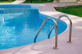Homeadvisor's salt water versus chlorine guide compares the pros and cons of each swimming pool system, including costs, maintenance, health and salt water vs. Saltwater Vs Chlorine Pool Pros Cons Comparisons And Costs