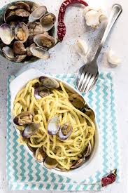 Spaghetti Alle Vongole In Bianco Senza Pomodori E Cremosi Ricetta Nel 2020 Spaghetti Alle Vongole Idee Alimentari Cibo Etnico