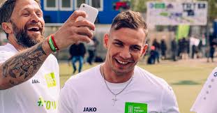 Doch nun schockte er sein „team lombardi doch ein wenig. Pietro Lombardi Ohne Cap Fur Den Guten Zweck