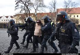 Na kavčích horách se demonstrovalo na podporu české televize. Sobotni Demonstrace Se V Praze Az Na Drobne Potycky Obesly Bez Problemu Tydenik Policie