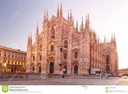 Το μιλάνο είναι η παγκόσμια πρωτεύουσα της μόδας και του σχεδίου, εκεί όπου η σύγχρονη βιομηχανία και το εμπόριο συγχωνεύεται με την αρχαία ρωμαϊκή. Ka8edrikos Naos Toy Milanoy Piazza Del Duomo Milano Italia Stok Eikona Eikona Apo Cathedral Ancientness 104401751