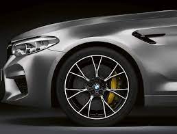 The bmw m5 competition model was introduced in august 2018, with power increased to 460 kw (617 hp) at 6,000 rpm and torque bmw made a 400 units special edition for its debut of the f90 m5 with an individual frozen dark red metallic color with an individual smoke white interior and an. Bmw M5 Competition F90 Spezifikationen Fotos 2018 2019 2020 Autoevolution In Deutscher Sprache
