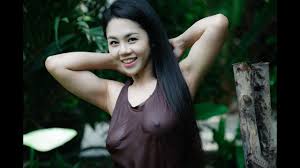 Sri Ayu Tarisa telanjang bulat - full frontal view