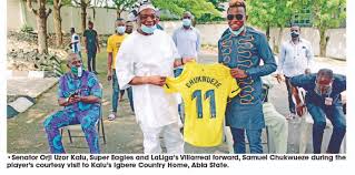 Samuel chukwueze speaks on #covid19 fellow nigerians!! Senator Orji Uzor Kalu Super Eagles And Laliga S Villarreal Forward Samuel Chukwueze During The Player S Courtesy Visit To Kalu S Igbere Country Home Abia State Njenje Media News
