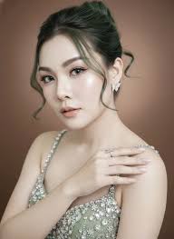 ✈️ Emirates Cabin Crew Interview Grooming Guide 🌸 Overall Look  (Non-Negotiable) Clean, elegant, hotel-lobby luxury vibe Conservative,  polished, and professional Nothing trendy, flashy, or experimental Think:  timeless, calm confidence 👩‍✈️ For Women