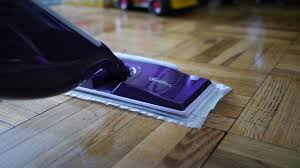 Compatible avec tous les sols, y compris les parquets, cette solution nettoyante efficace libère un. Swiffer Wetjet Demonstration Youtube