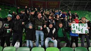 Born and raised in london, he is of scottish and english ancestry. Otven Gyereket Latott Vendegul Siger David Rangado