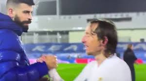 Yang diluncurkan pada bulan oktober 2018, whatsapp akhirnya punya fitur stiker. Barcelona Keok Di El Clasico Pique Protes Pada Wasit Diledek Modric