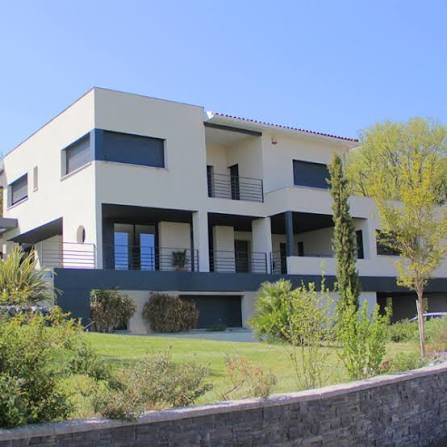 Bâtiment avec revêtement monocouche façade — protection thermique et imperméabilité extérieure