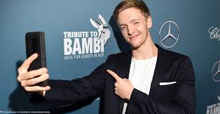 Im oktober 2011 wurde verkündet, das dreamworks, das studio von steven spielberg und «friends». Timur Bartels Spendet Original Band Aus Club Der Roten Bander