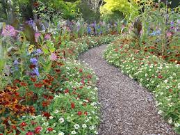 25 beautiful garden path ideas & pro landscape design tips on easy diy backyard walkways with gravel the first group of garden path ideas, are loose materials: Beautiful And Functional Flower Garden Paths