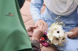 Mandi kembang adalah ritual mandi bunga untuk membuka aura diri. Hanya Yang Single Mandi Bunga Dekatkan Jodoh Pesona Pengantin