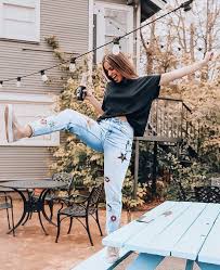 In the latest episode of 7 days, 7 looks, addison rae walks vogue through a week in her fashionable life.shop 7 days 7 looks:tan + lines laguna bra: Pin By Mochi On Addison Rae Mom Jeans Cute Casual Outfits Famous Girls