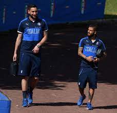 A centrocampo potrebbero giocare callejon, zielinski, elmas o fabian ruiz e insigne, pronto stavolta da titolare. Florence Italy June 04 Gianluigi Donnarumma L And Lorenzo Insigne Of Italy Chat Prior To The Training Session At Coverciano At Coverciano On June 04 Fotos