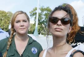 Emily Ratajkowski y Amy Schumer fueron detenidas en una manifestación en  Washington D.C