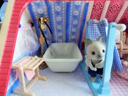 Dans La Maison De La Famille Solitaire Sylvanian Families Maison De Famille Jouets Faits Maison Maison De Poupee