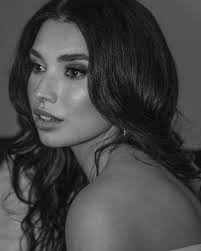 Melissa Sabourin's Instagram, Twitter & Facebook