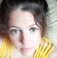 What is a simple recipe for iced espresso using hazelnut creamer and milk?