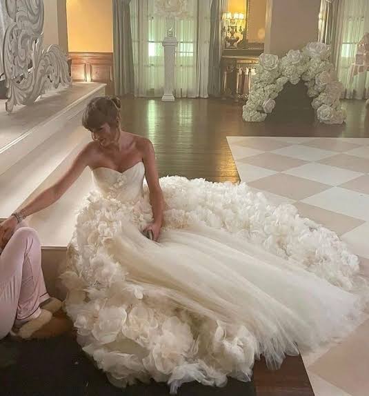 Váy cưới của Taylor Swift được thiết kế riêng bởi Dior Haute Couture, kết hợp vẻ đẹp cổ điển với phong cách hiện đại, nhanh chóng trở thành tâm điểm của làng thời trang quốc tế.