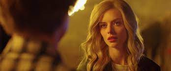 Killer queen est une comédie horrifique américaine réalisée par mcg , sortie en 2020 sur le service netflix. Samara Weaving Online On Twitter Samara Weaving As Bee In Babysitter Killer Queen 2020