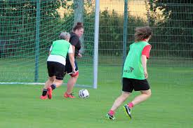 2 seine haare ist blond. 3 Frauen Sg Puma Sparta Sparta Gottingen E V