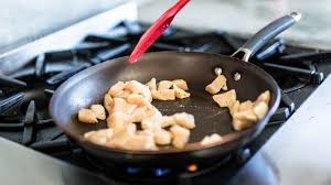 Teflon merupakan peralatan memasak yang dapat digunakan untuk menumis, menggoreng, bahkan sesekali juga boleh digunakan untuk merebus. Apa Perbedaan Antara Wajan Antilengket Yang Murah Dan Yang Mahal
