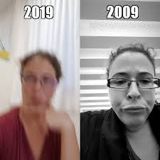 עוצרת רגע, בקשב, קשיבות, מיינפולנסינג. מביטה על עצמי דאז, 2009. חשבת שכר  אפורררה, אוכלת פתית וריוויון במשרד, כל תלוש שכר שאני מפיקה- משהו בי מת  בפנים. מחביאה טבלאות על טבלאות של שוקולד