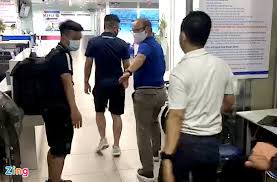 Lập tức, hùng dũng được các bác sĩ sơ cứu trước khi được xe cứu thương đưa thẳng. 2aox2i1tuea0xm