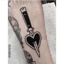 Black And White Vs Color Tattoo Reddit Black And White Switchblade Stabbed Heart Tattoo Black And White Sketch Art Tattoo Splash Colo Black Heart Tattoos Traditional Heart Tattoos Traditional Tattoo