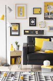 Quelques Touches De Jaune Judicieusement Choisies Rechauffent Une Deco Noir Et Blanc Sans La Denaturer Pour Autant Deco Jaune Deco Salon Deco