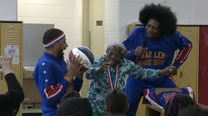 Una donna di 107 anni balla con gli Harlem Globetrotters