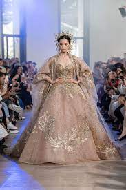 Der farbe des goldes gleich. Brautkleid Trend Bei Elie Saab Puderrosa Trifft Auf Gold Vogue Germany