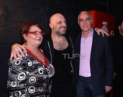 Ο γνωστός παρουσιαστής και ταλαντούχος ηθοποιός μας κρατάει συντροφιά καθημερινά μέσα από την. Nikos Moytsinas Agkalia Me Toys Goneis Toy Sto 8eatro Fwtografies