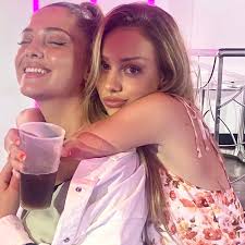 sonrisa 💗 . . . . . follow: @ester_expositors . . . #esterexposito  #esterexpositoedit #carlaelite #carlarosonedit #carlarosóncaleruega  #lamarquesita #netflixbrasil #netflixseries #netflixlat #serieslgbt  #serieslatinas #actrizmexicana #actrizespañola ...