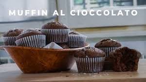 Soffici e golosi, i muffin al cioccolato piacciono a grandi e piccini grazie al loro gusto inconfondibile e la loro sfiziosa forma che ricorda un piccolo fungo. Muffin Al Cioccolato Senza Burro E Olio Youtube