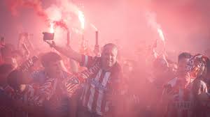 Why are Atlético Madrid fans throwing toilet paper in the game against Arsenal in the Champions League?