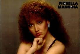 1,3 млн просмотров 11 месяцев назад. Cosa Faceva E Come Era Fiorella Mannoia Prima Di Diventare Una Cantante No Non Lo Sapete Oggi E La Straordinaria Artista Che Conosciamo La Regina Dei Cuori Degli Italiani Ma La Sua