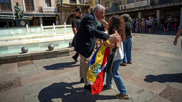 Ciudad Real guarda un emotivo minuto de silencio en solidaridad con el pueblo venezolano