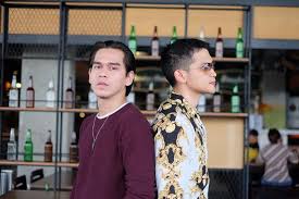 Berikut sinopsis drama turki hercai, reyyan (ebru ahin) tumbuh di tengah keluarga besar sadoglu, yang dikenal terpandang dan memiliki harta benda melimpah.namun, selama hidupnya reyyan gak pernah merasakan kasih sayang tulus dari para kerabatnya. 10 Pesona Rangga Azof Pemain Aslan Di Sinetron Cinta Buta