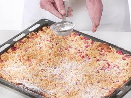 Rhabarberkuchen aus leckerem rührteig mit streuseln ist angenehm süß und schmeckt leicht sauer durch die rhabarberfüllung. Rhabarberkuchen Mit Streuseln Das Rezept Fur Den Klassiker Lecker