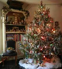 Old Fashioned Christmas Tree With Tensile And Popcorn Garland Vintage Christmas Tree Decorations Old Fashion Christmas Tree Cool Christmas Trees