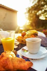 Prendre Son Petit Dejeuner Un Matin Sur La Terrasse Du Gite Au Soleil Levant Petit Dejeuner Cafe Matin Bonne Journee Bisous