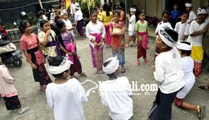 Namun karena dropadi mengizinkannya menikah lagi demi kemakmuran negara, maka ia pun berangkat menuju kerajaan slagahima. Nusabali Com Penerapan Berbahasa Bali Di Sekolah Perlu Dukungan Orangtua Siswa