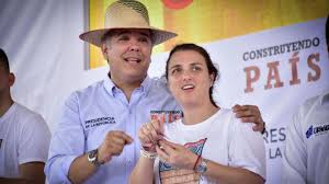 Explore tweets of karen abudinen @karenabudi on twitter. La Ferrea Defensa Del Presidente Duque A La Ministra De Las Tic Karen Cecilia Abudinen Abuchaibe Local Politica El Frente