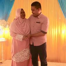 Caliph buskers, known in the emerging local busking scene, consist of five music enthusiasts who are visually impaired. Terpaksa Tolak Rezeki Demi Kebahagiaan Isteri Azmi Caliph Buskers Ajak Kita Hargai Masa Dengan Pasangan Gempak