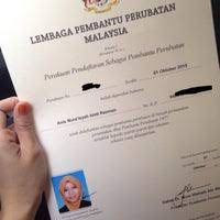 Karena tidak semua anggota masyarakat mengerti tentang hukum dan ketika berhubungan dengan hukum lalu. Lembaga Pembantu Perubatan Capitol Building In Putrajaya