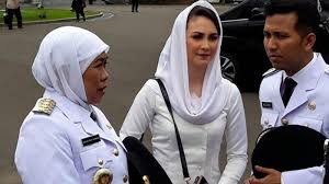Suami dari arumi bachsin itu menandai dimulainya penyuntikan vaksin sinovac sebelum warga jawa timur lainnya. Kabar Buruk Artis Arumi Bachsin Pendarahan Dan Keguguran Di Sertijab Wagub Jatim Kata Emil Dardak Tribun Timur