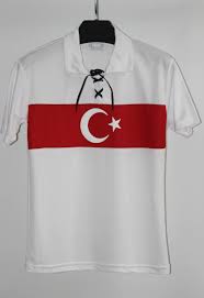 Geçtiğimiz sezon tartışmalara neden olan türkiye milli takım formasının ardından a milli takım yeni forması tanıtıldı. Turkiye Ay Yildizli Nostalji Forma Pasha Spor