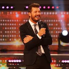 Marcelo hugo tinelli (born 1 april 1960, san carlos de bolívar) is an argentine tv host, media producer and businessman, best known as the host of the tv show showmatch broadcast on argentina's el trece. Marcelo Tinelli Respondio A Las Fuertes Criticas Que Recibe La Academia De Showmatch Diarioshow El Portal De Espectaculo