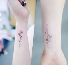 Với hình xăm đẹp cho nữ một bông hoa dại, một cánh bướm nhỏ xinh ở cổ tay hay một chú chim nhỏ, một hoa văn đơn giản thường được các bạn gái lựa chọn nhiều nhắt để xăm lên cơ thể. Nhá»¯ng Hinh XÄƒm Ä'áº¹p Cho Ná»¯ á»Ÿ Cá»• Tay